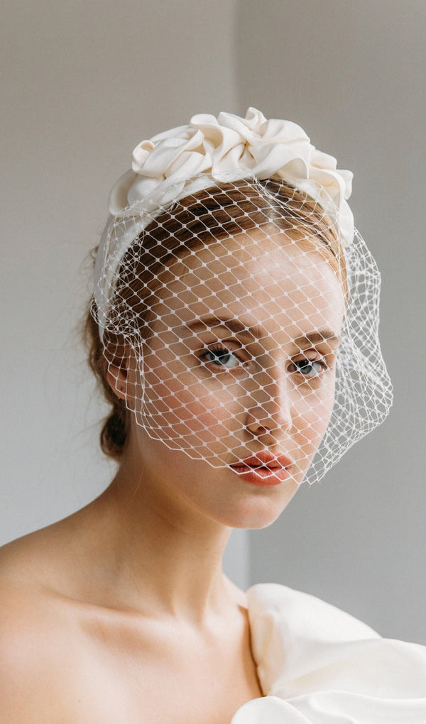 TRIPLE ROSETTE WITH VEIL IN CREAM-Fashionslee