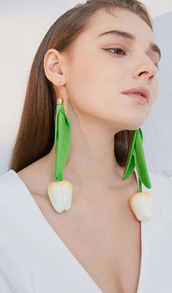 ADELA WHITE FLOWER ALLOY PLASTIC EARRINGS-Fashionslee